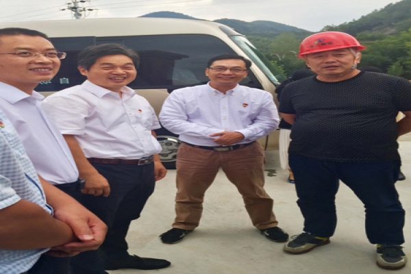 市委常委、區(qū)委書記葛學(xué)斌視察古堰畫鄉(xiāng)游客接待中心建設(shè)項(xiàng)目