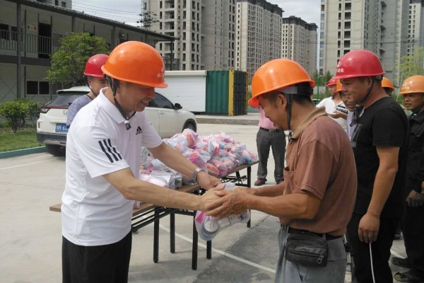 市建設(shè)局、市建筑業(yè)協(xié)會領(lǐng)導(dǎo)親臨現(xiàn)場慰問一線工人